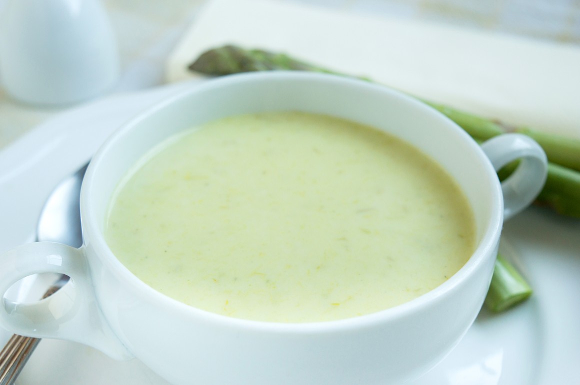 Grüne Spargel-Mandel-Suppe