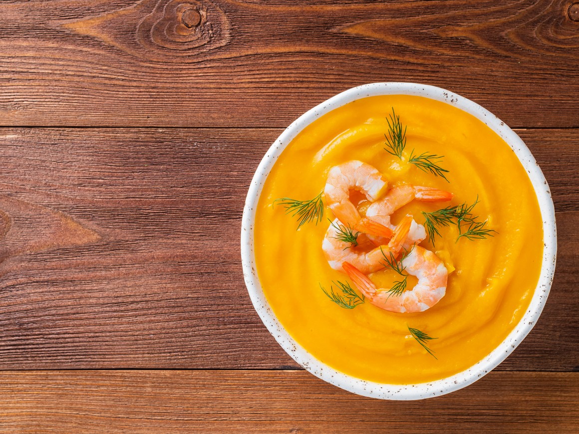 Möhrensuppe mit Garnelen
