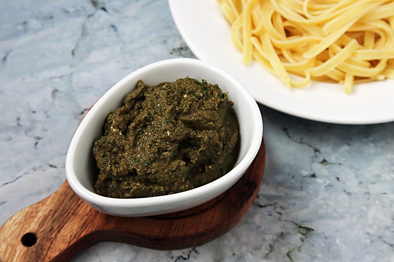 Auberginenpesto mit Pinienkernen