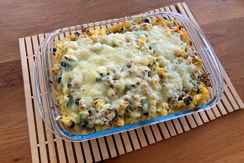 Nudel-Hackfleisch-Auflauf mit Hüttenkäse