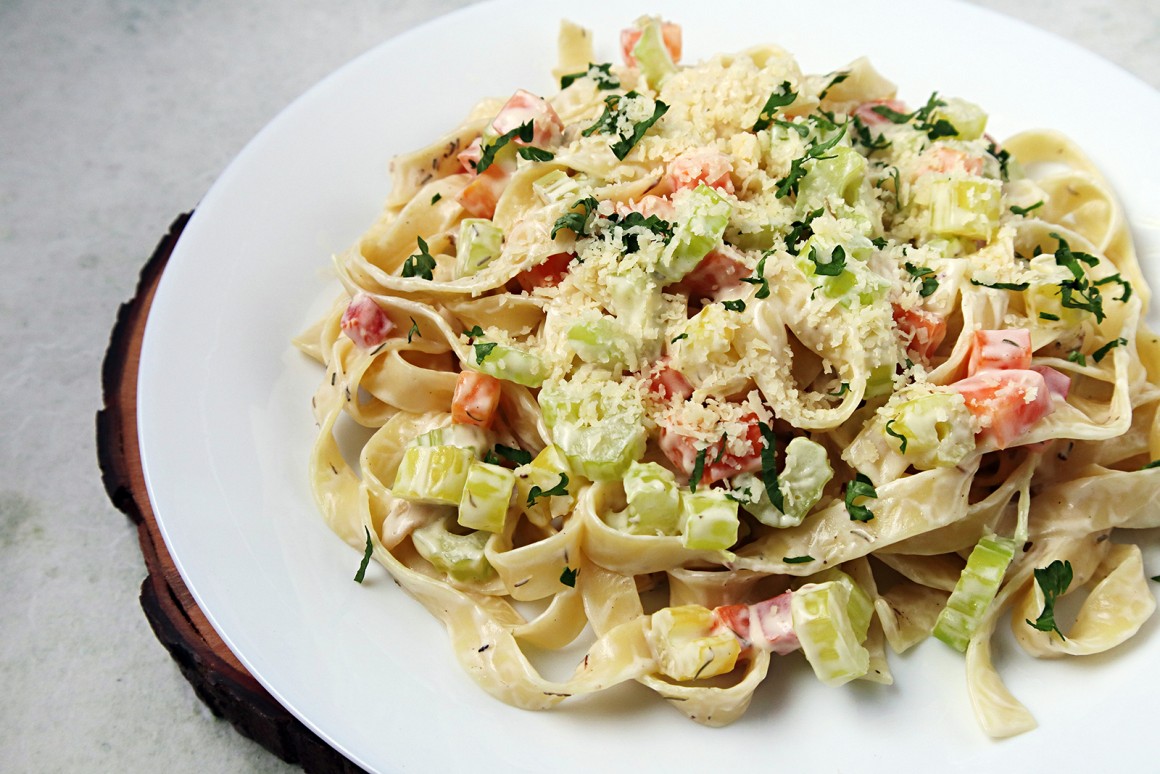 Bandnudeln mit Sellerie-Möhren-Sauce