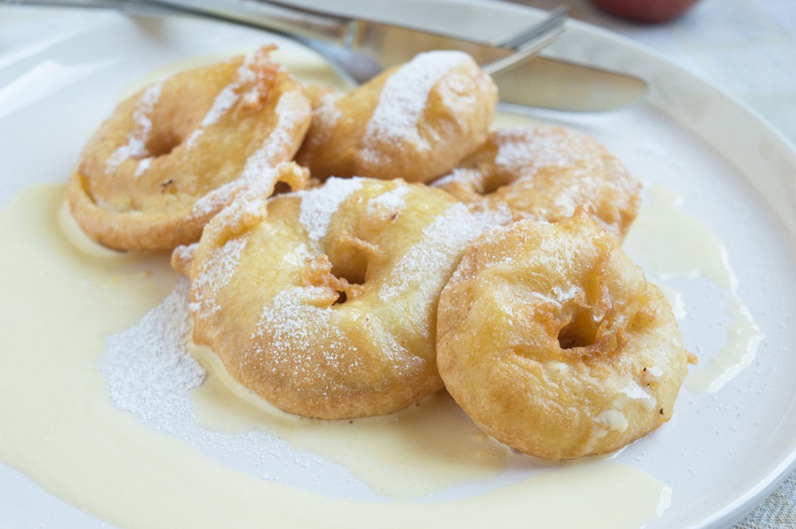 Apfel-Beignets auf Vanillesauce
