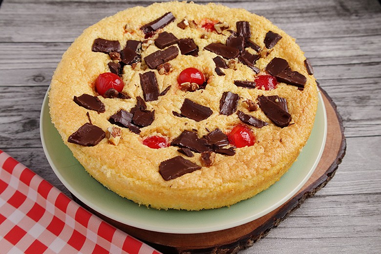 Einfacher Nusskuchen mit Kirschen