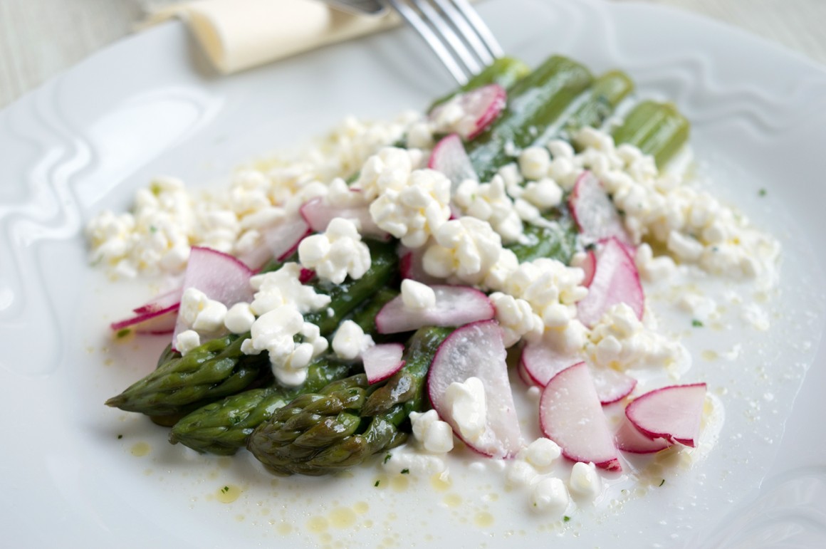 Frühlingssalat mit Spargel, Radieschen und Hüttenkäse
