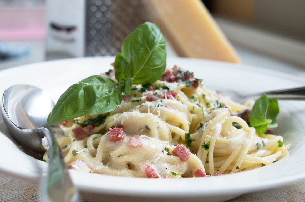 Spaghetti Carbonara mit Basilikum
