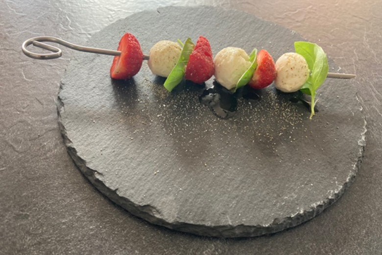 Mozzarella-Erdbeer-Spieße mit Basilikum