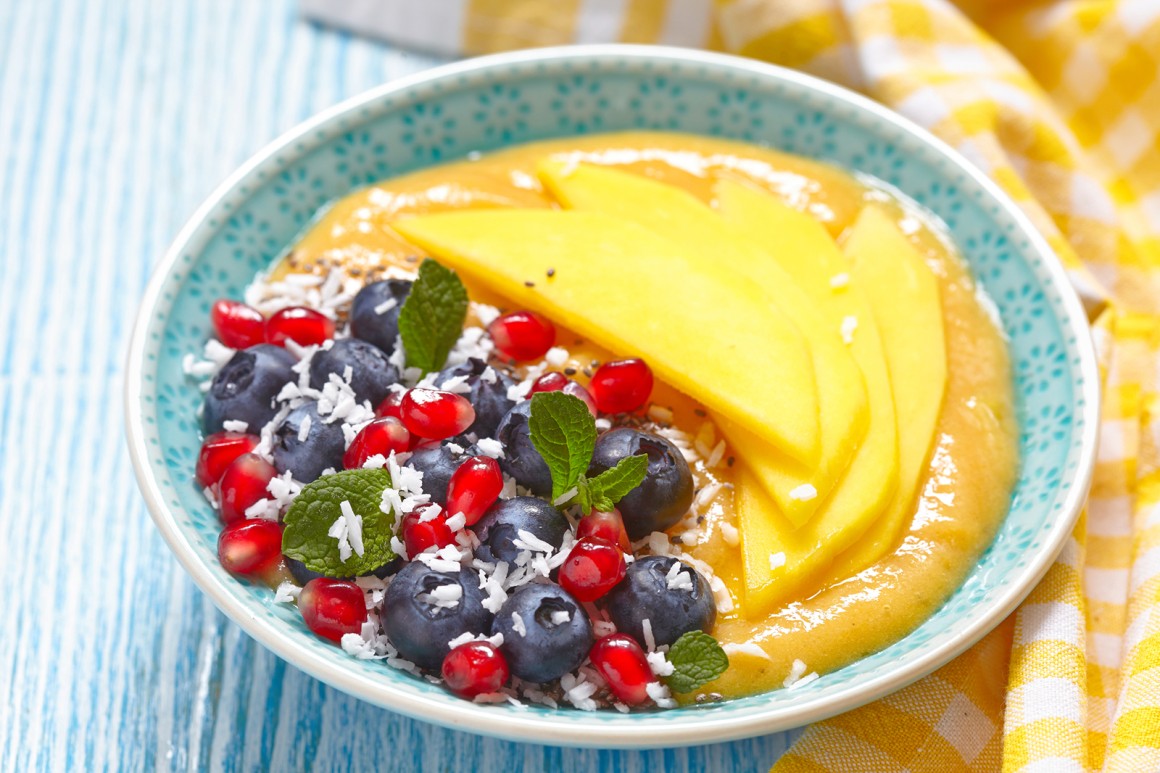 Smoothie-Bowl mit Mango
