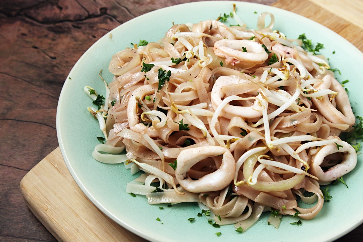 Reisnudeln mit Tintenfisch