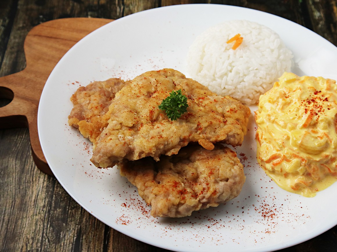 Schweineschnitzel mit Möhren und Apfel
