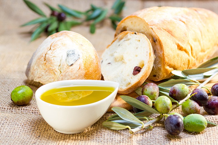 Mediterranes Olivenbrot mit Chili