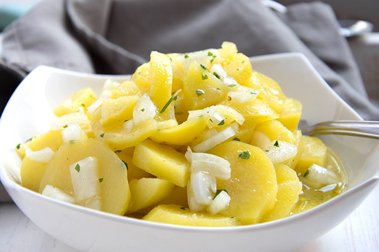 Herzhafter Kartoffelsalat mit Essig und Öl