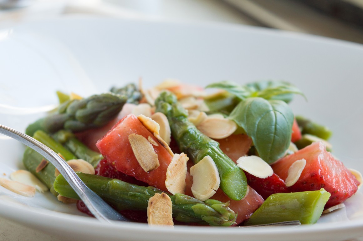 Grüner Spargel mit Erdbeeren