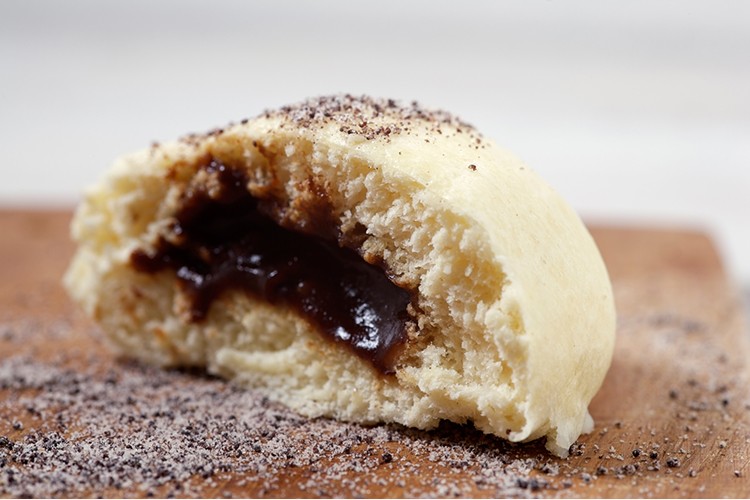 Hausgemachte Germknödel mit Vanillesauce