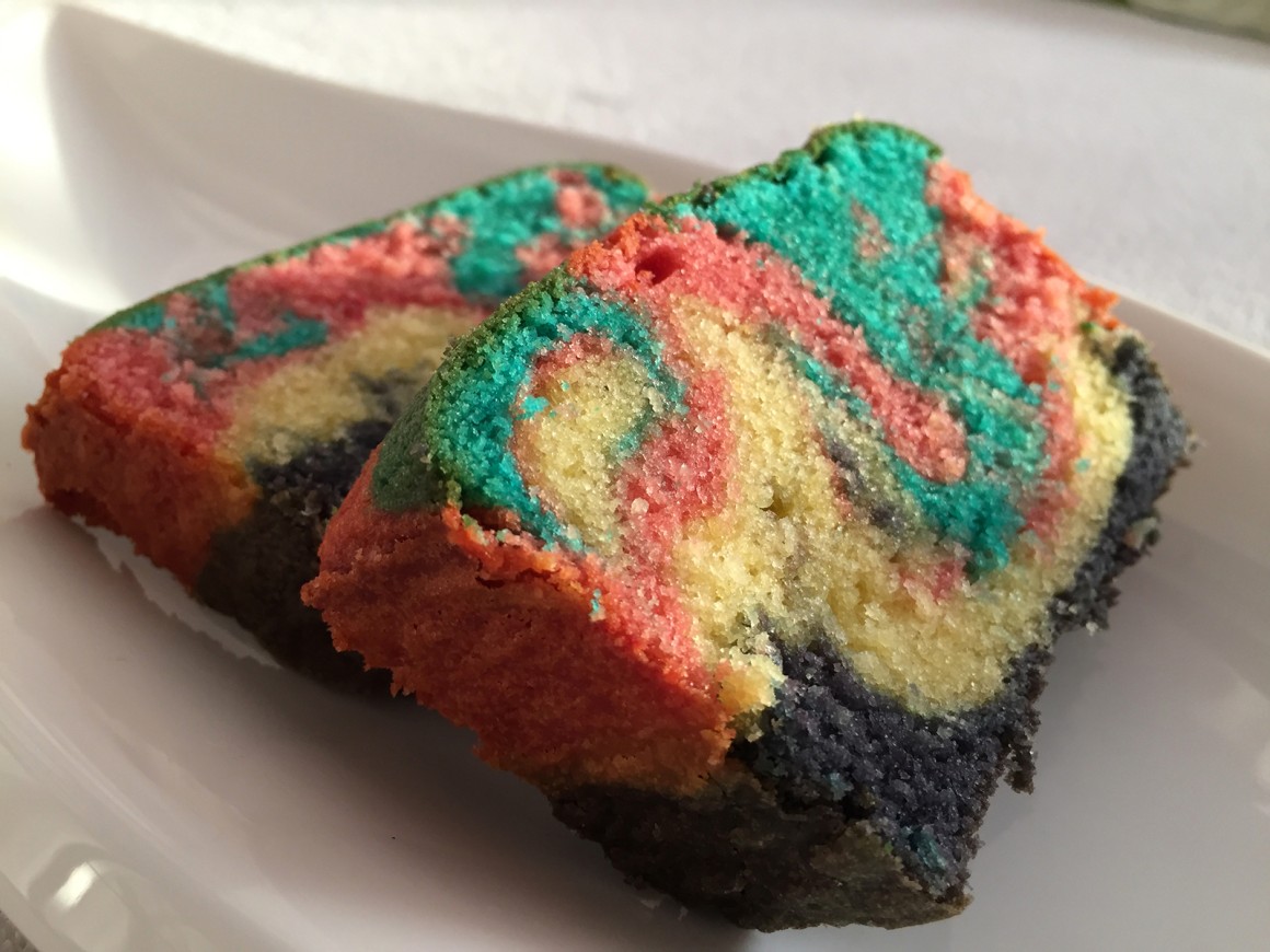 Regenbogenkuchen mit saurer Sahne