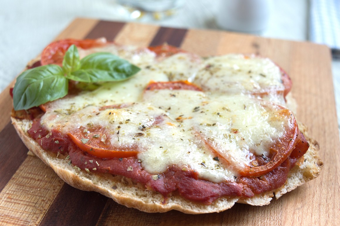 Schnelle Fladenbrot-Pizza Caprese