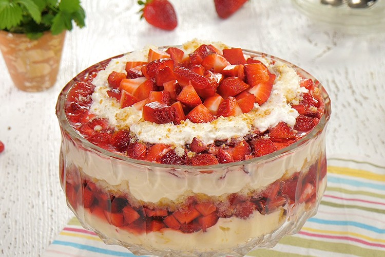 Götterspeise mit Erdbeeren