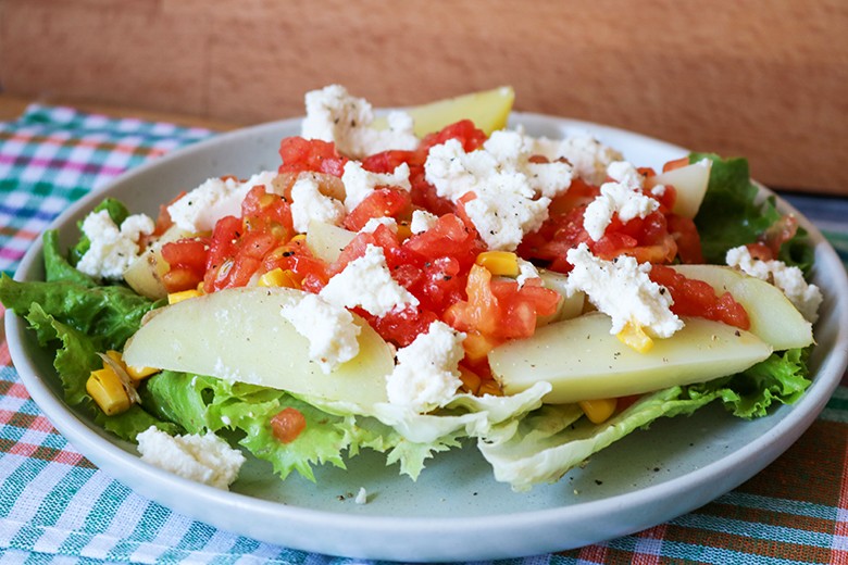 Gegarte Kartoffeln mit Frischkäse und Salat