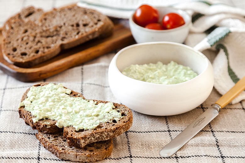 Brot mit Bärlauch-Hüttenkäse