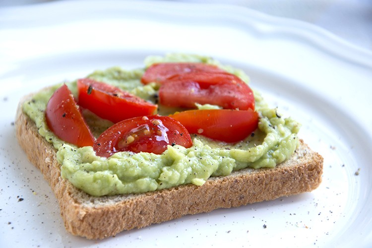 Avocadocreme auf knusprigem Vollkornbrot