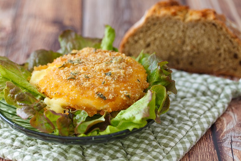 Ziegen-Camembert mit Salbei-Panade