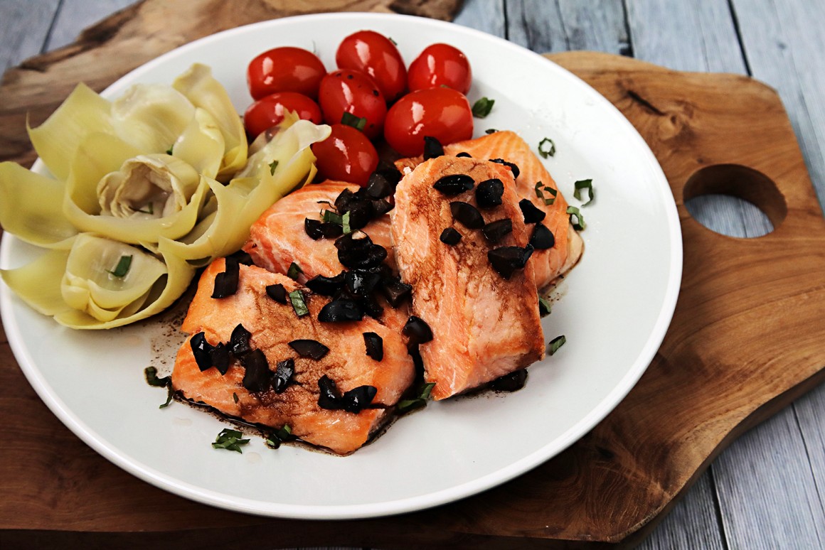 Lachsforelle mit Tomaten, Artischocken und Oliven