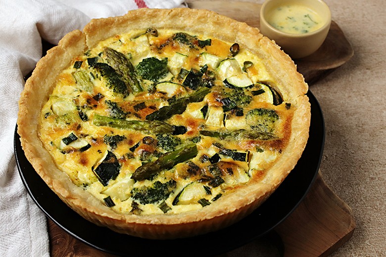 Gemüsequiche mit Brokkoli und Spargel