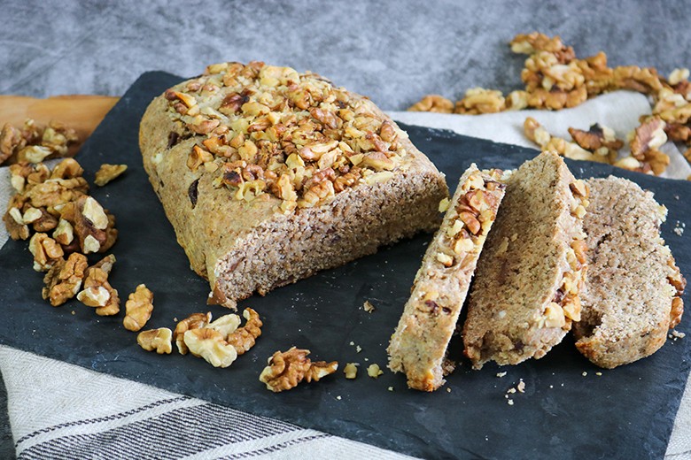 Walnussbrot mit Feta und Oliven