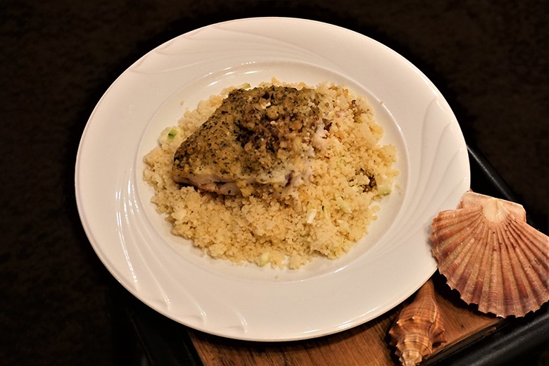 Seelachs in Brösel-Zucchini-Kruste mit Orangen-Couscous