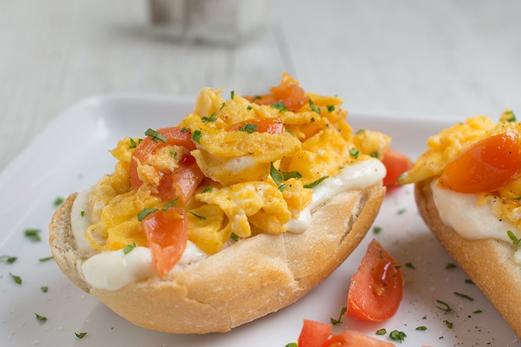 Brötchen mit Tomaten-Feta-Rührei