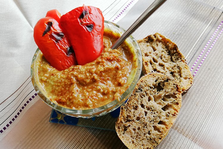 Hummus mit gegrilltem Paprika