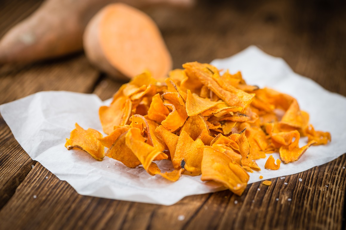 Süßkartoffel-Chips aus der Fritteuse