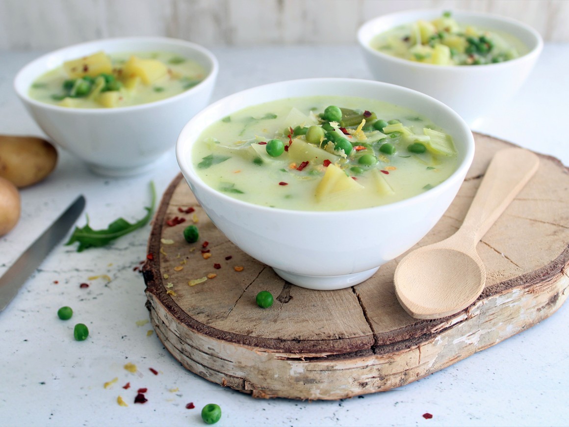 Kartoffelsuppe mit Erbsen und Löwenzahn