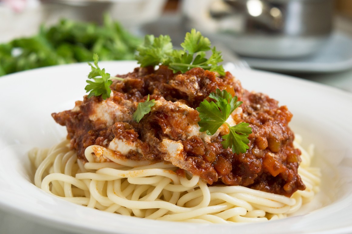 Spaghetti mit Hirtenkäse-Bolognese
