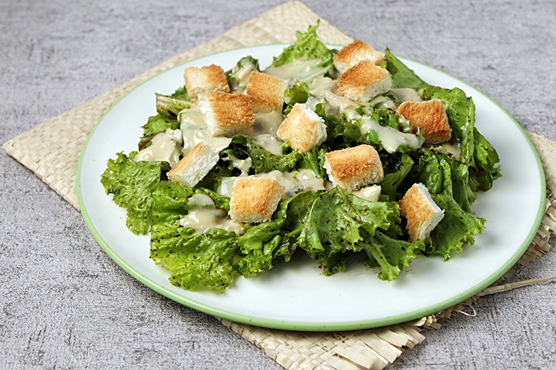 Salat mit Camembert