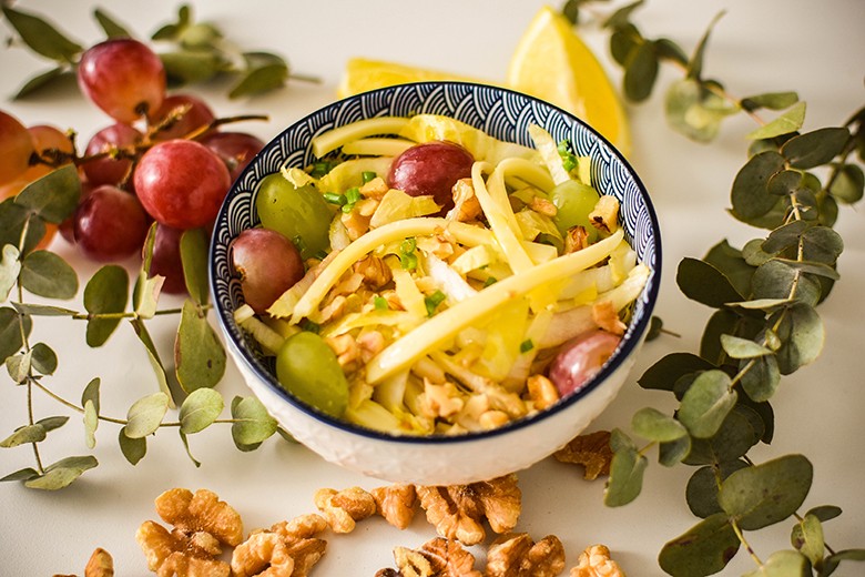 Endiviensalat mit Käse und Weintrauben