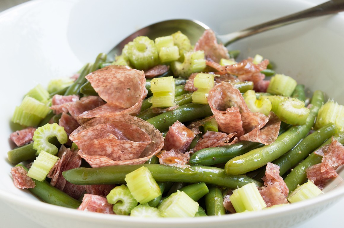 Salat aus grünen Bohnen und Salami