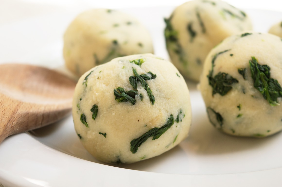 Spinatknödel aus Kartoffelteig