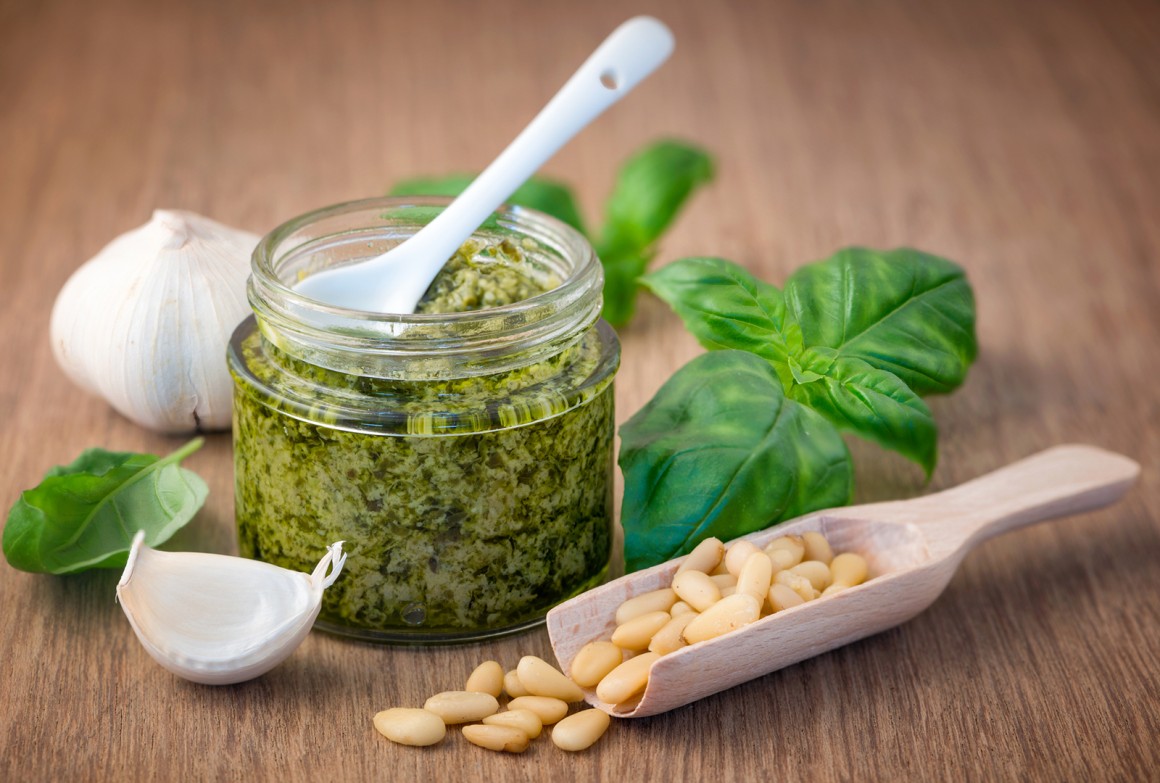 grünes Basilikum-Pesto