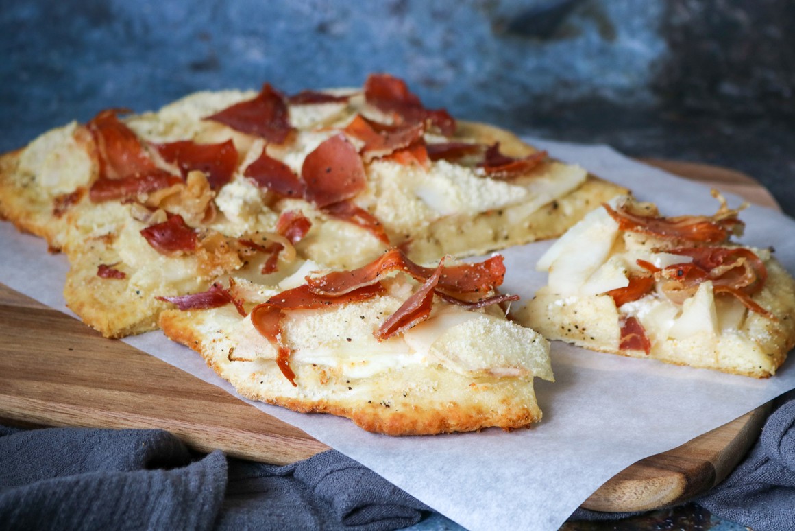 Flammkuchen mit Birnen und Schinken