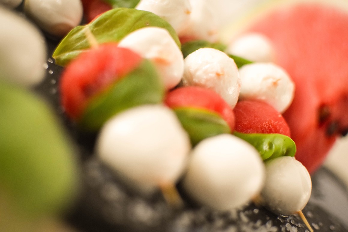 Mozzarella-Melonen-Spieße mit Basilikum