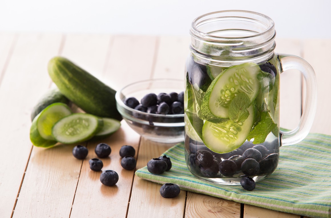 Infused Water mit Gurke, Minze und Blaubeere