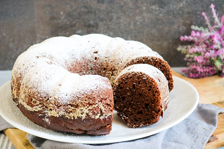 Schmandgugelhupf mit Mandeln