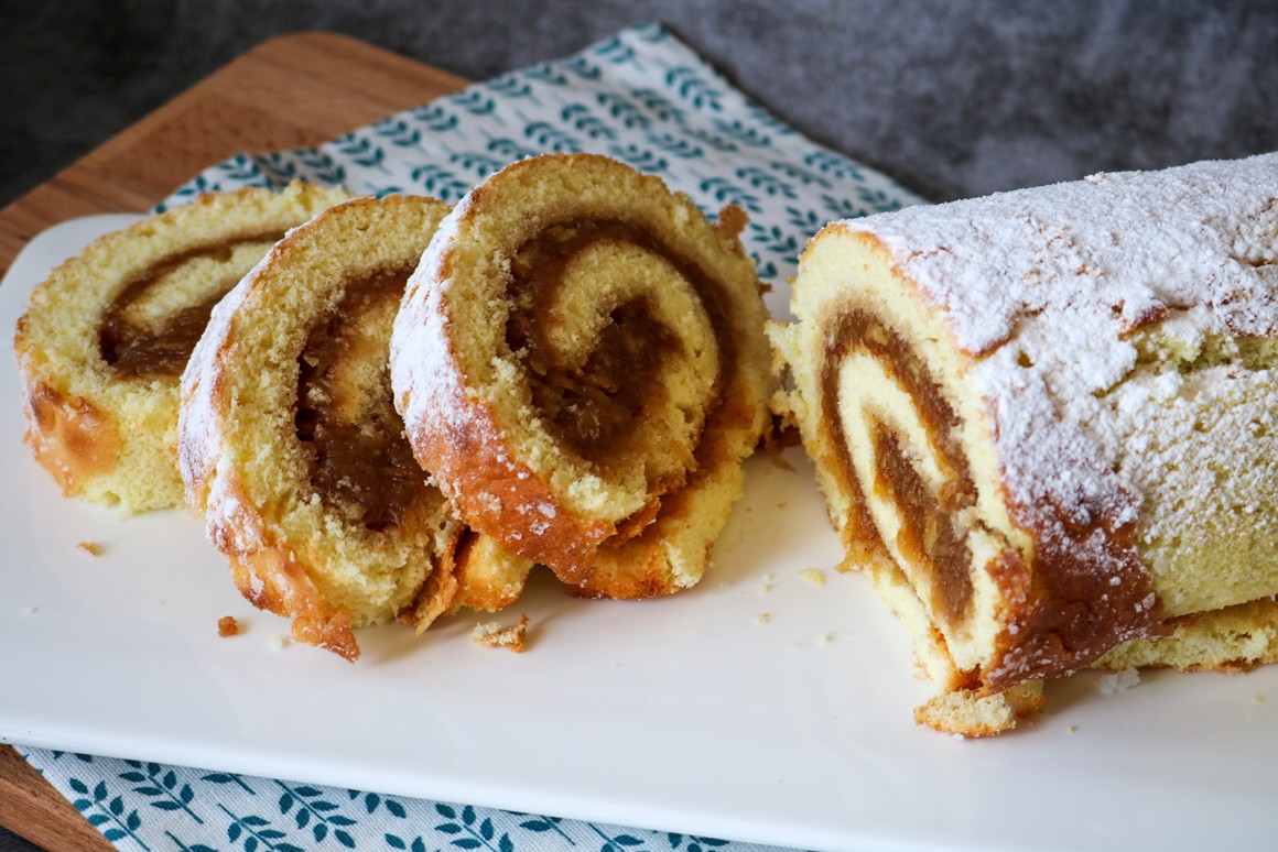 Apfel-Zimt-Biskuitrolle