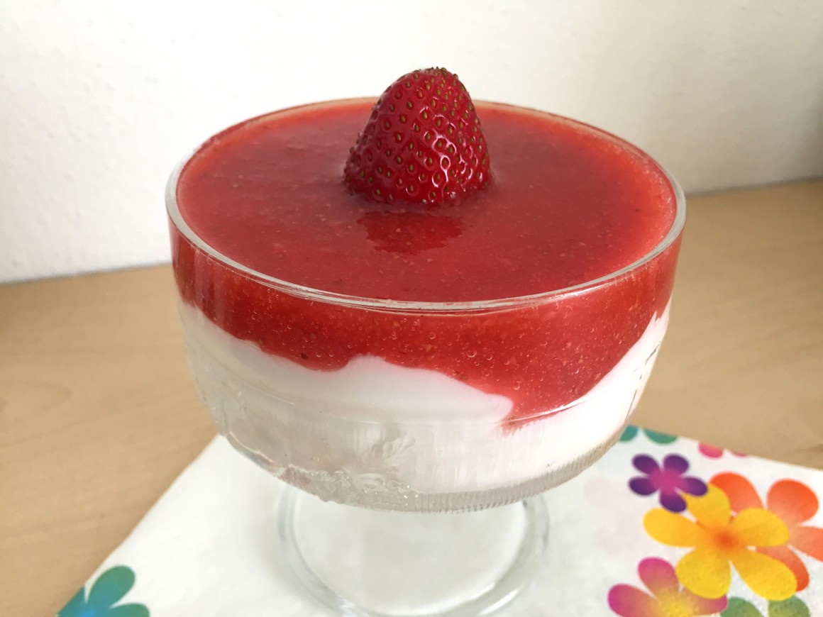 Joghurtcreme mit Erdbeerspiegel