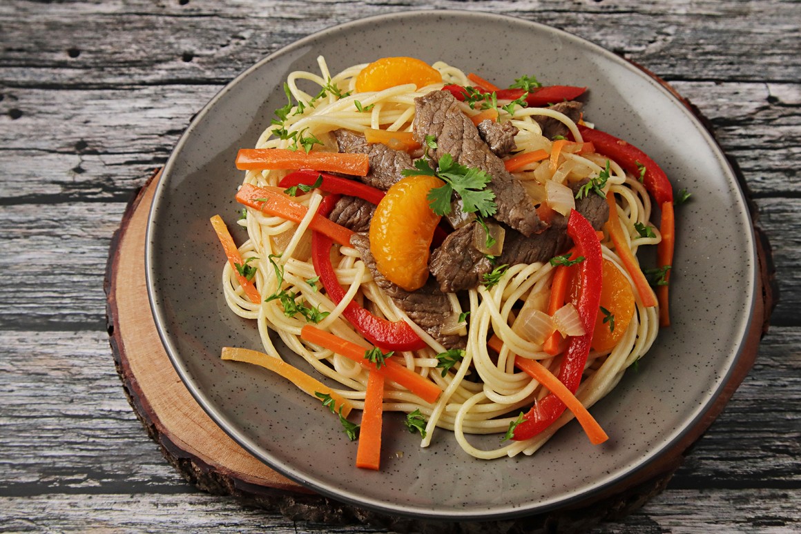 Wok mit Orangen, Gemüse und Rindfleisch