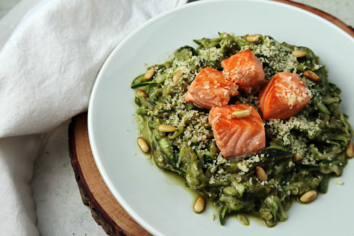 Zoodles mit Avocado-Pesto und Lachs - Rezept