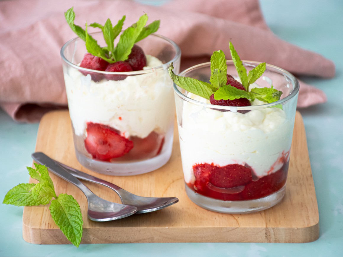 Quarkmousse auf Erdbeeren