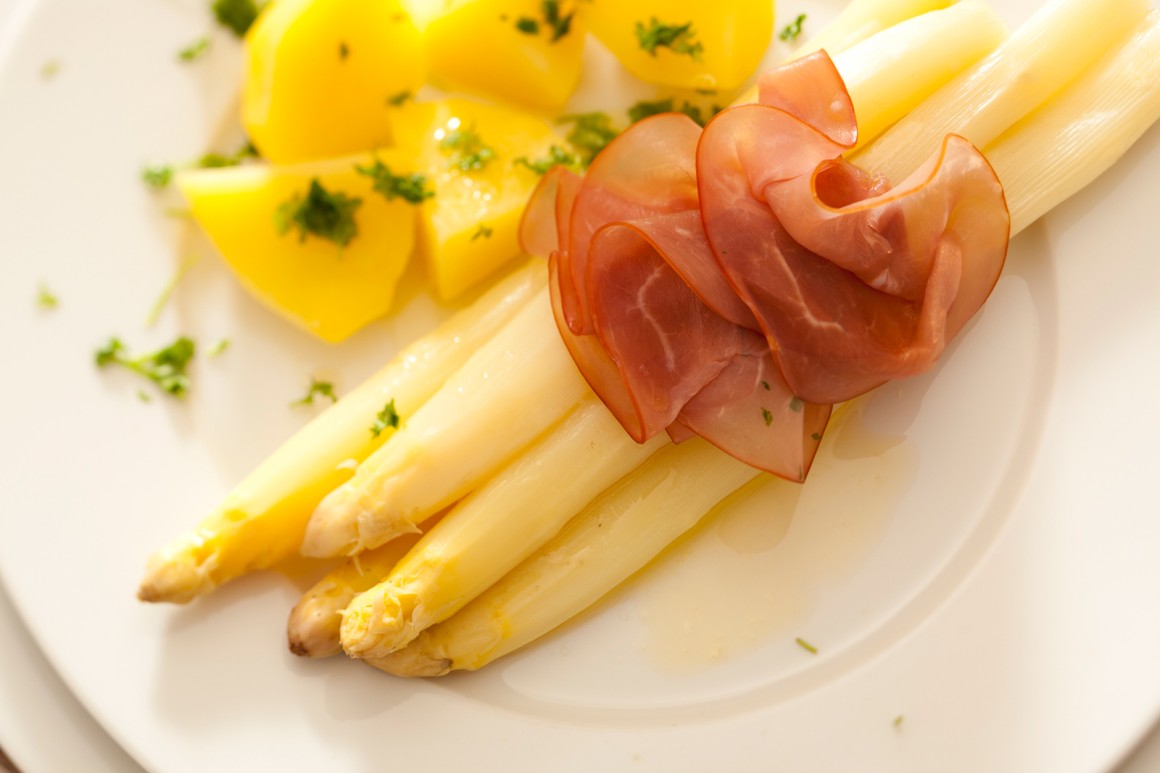 Spargel aus dem Römertopf
