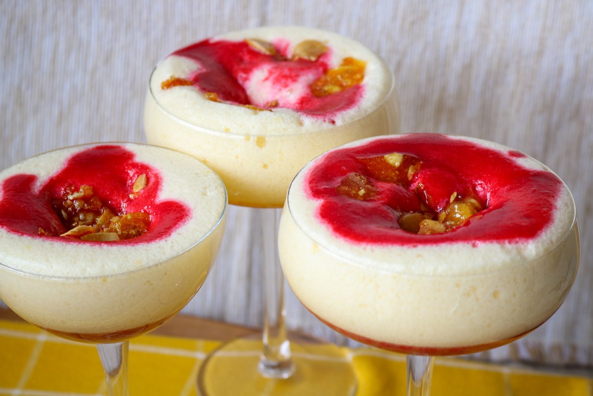 Zabaione mit Mandelkrokant und Kirschsoße