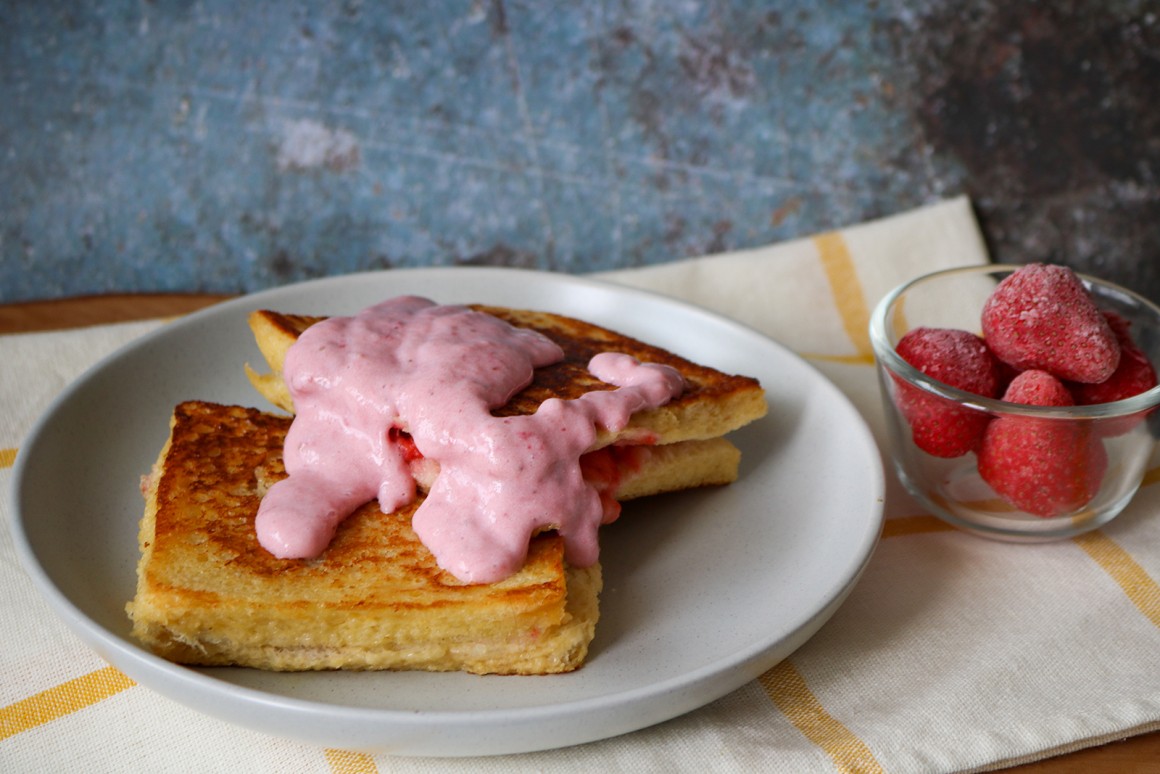 Gefüllte Weißbrotschnitten mit Erdbeeren